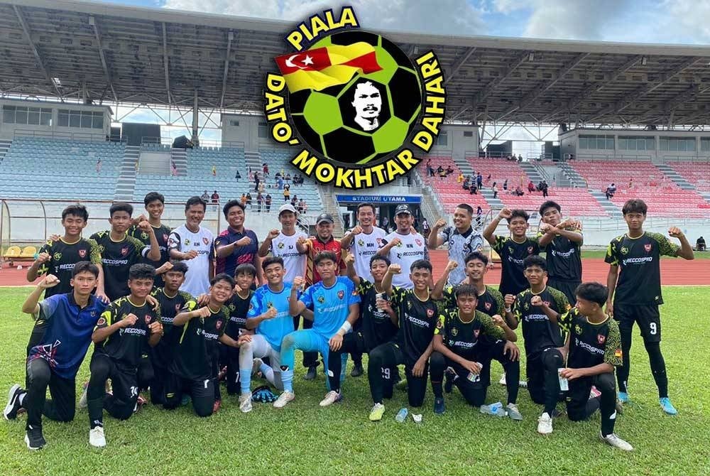 Pemain-pemain dan barisan kejurulatihan SMK Meru sebelum perlawanan menentang SMK Dato' Harun di Kuala Selangor pada Isnin.