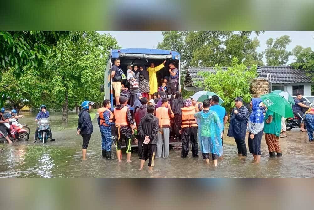 Penduduk yang terjejas mula berpindah ke PPS yang dibuka. - Foto Angkatan Pertahanan Awam Malaysia (APM)