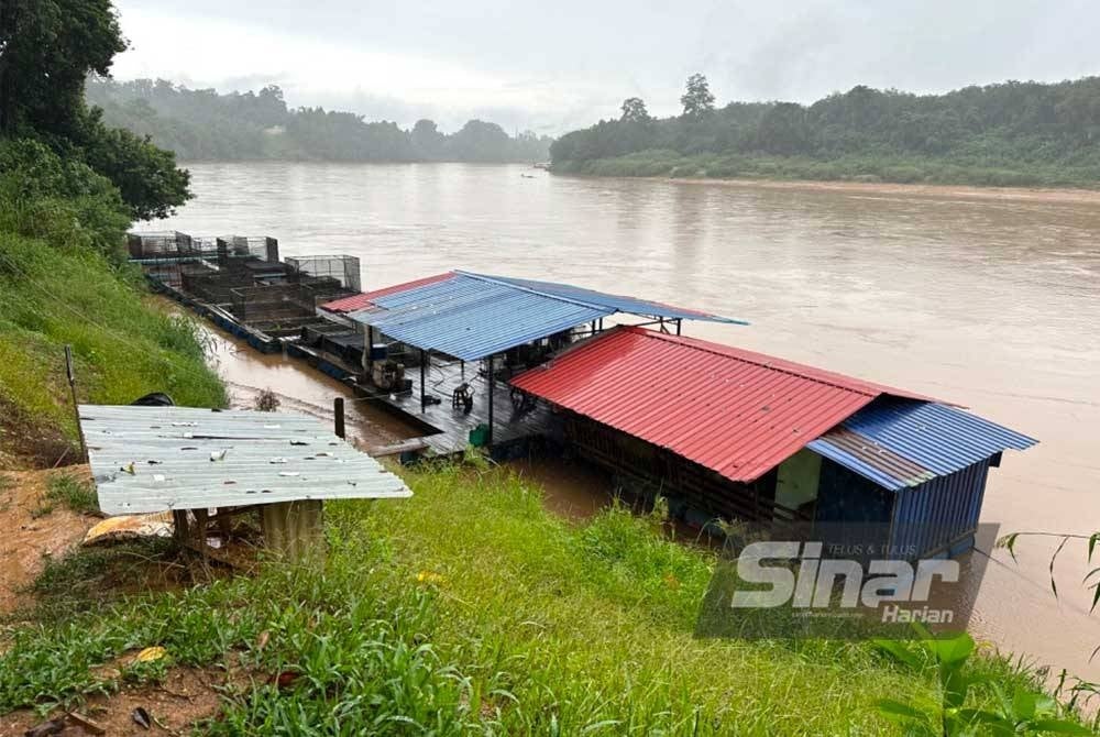 Sangkar ikan milik Rohaimi yang diusahakan di tebing Sungai Kelantan di Mengkebang, Kuala Krai.