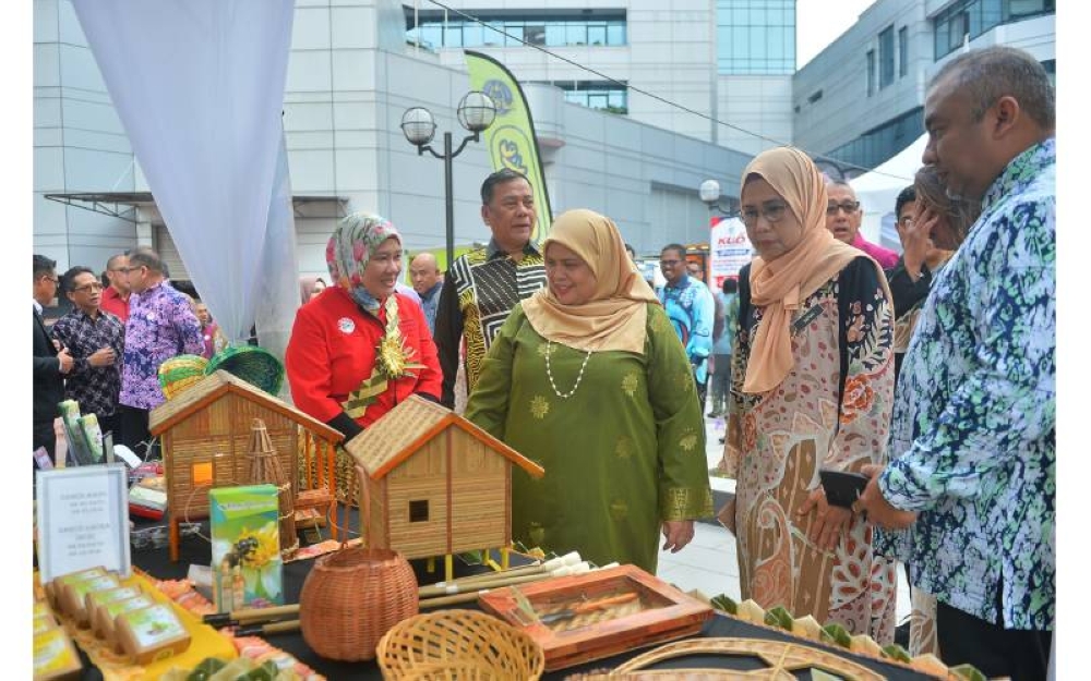 Timbalan Menteri KKDW, Datuk Rubiah Wang (berbaju hijau) melihat hasil kraftangan yang dijual kepada para pengunjung sempena Majlis Pra-pelancaran karnival KUD@Putrajaya 2023 di Sri Pentas, Bandar Utama, Petaling Jaya pada 9 November lalu.