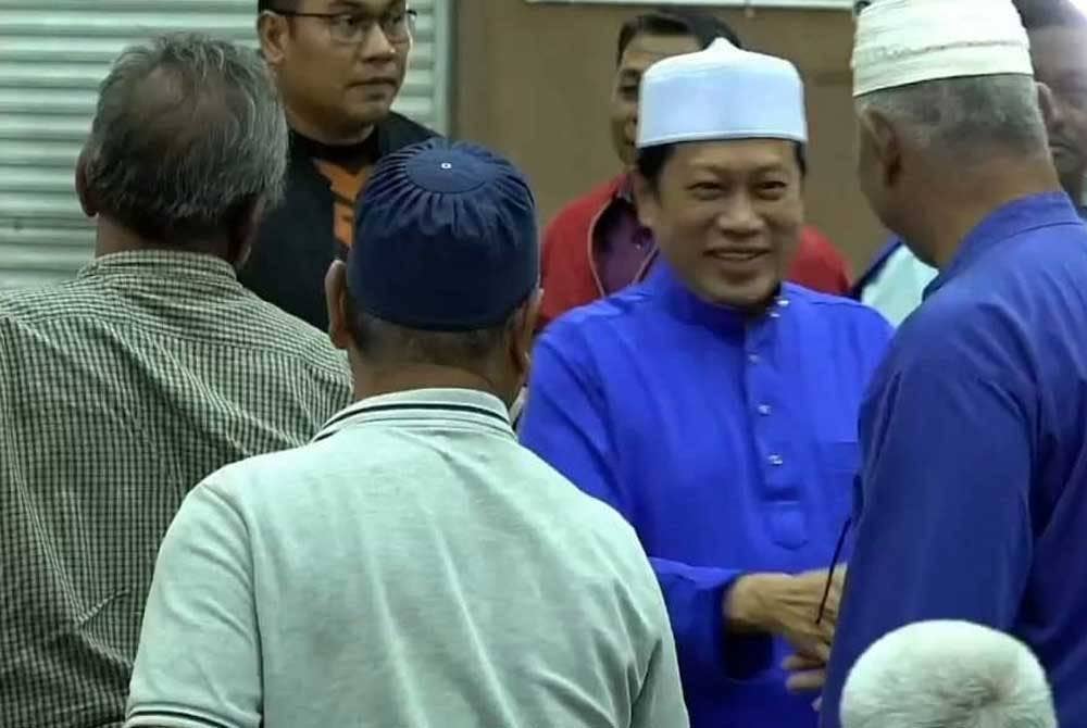 Ahmad Maslan bersalaman dengan penduduk Kemaman yang hadir Ceramah Isu Semasa di Dewan Sivik Felda Cherol, di sini pada malam Isnin.