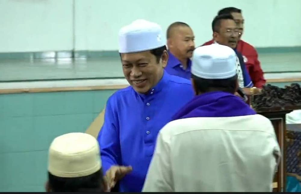 Ahmad Maslan beramah mesra dengan penduduk semasa Ceramah Isu Semasa di Dewan Sivik Felda Cherol, Kemaman.