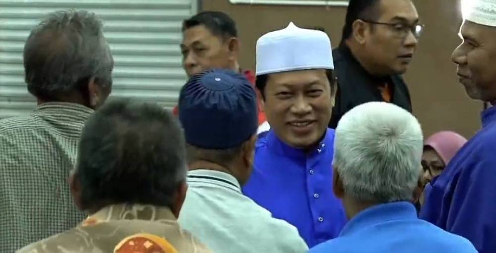 Ahmad Maslan meluangkan masa beramah mesra dengan penduduk.