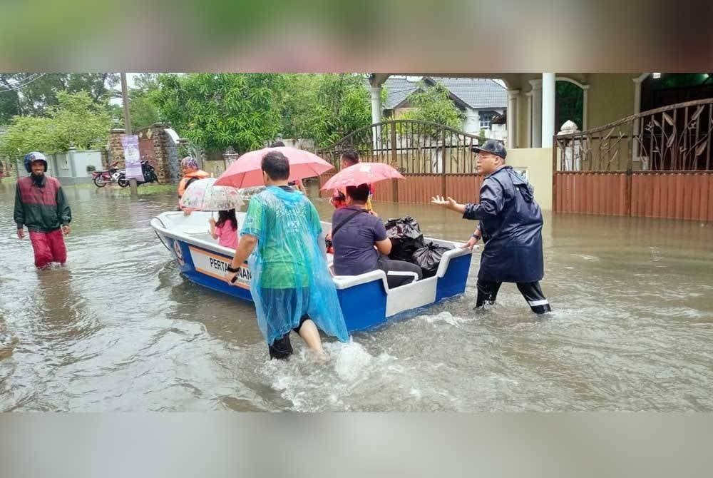 Hujan berterusan selama dua hari menyebabkan jumlah mangsa banjir di Terengganu terus meningkat, manakala di Perak kekal setakat pagi ini. - Foto APM