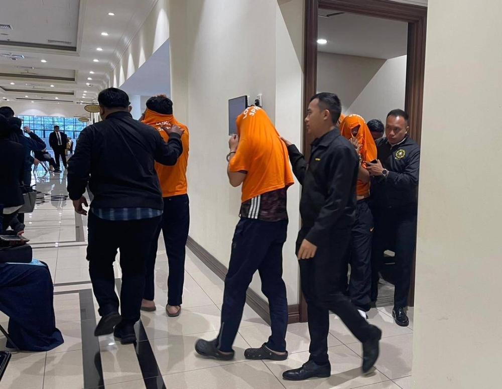 Empat penguat kuasa didakwa mengeluarkan lesen terbang hadir di Mahkamah Majistret Kota Kinabalu.