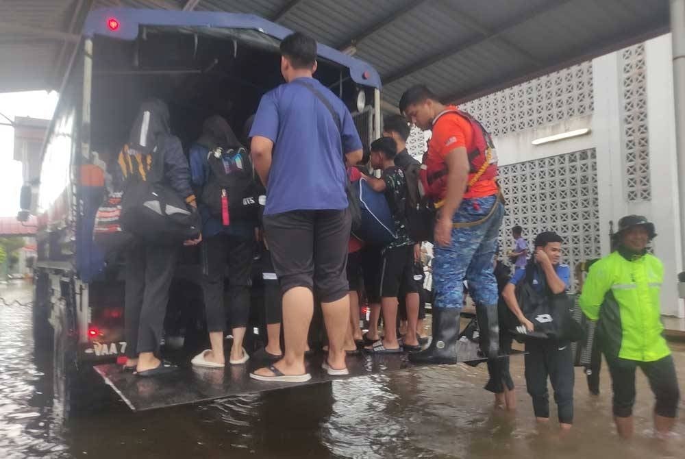 Keadaan banjir di Terengganu bertambah buruk dengan jumlah mangsa yang dipindahkan kini berjumlah 1,679 orang berbanding 1,431 orang pada jam 8 pagi Selasa. - Foto Angkatan Pertahanan Awam Malaysia (APM)