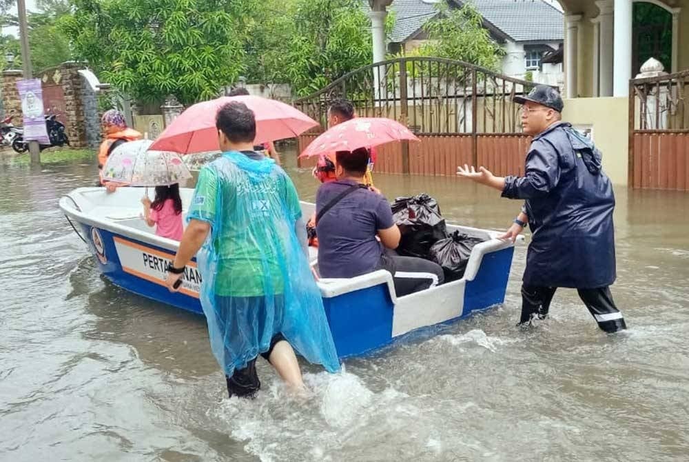 Hujan masih melanda di beberapa tempat di daerah yang terlibat di Terengganu.- Foto Angkatan Pertahanan Awam Malaysia (APM)