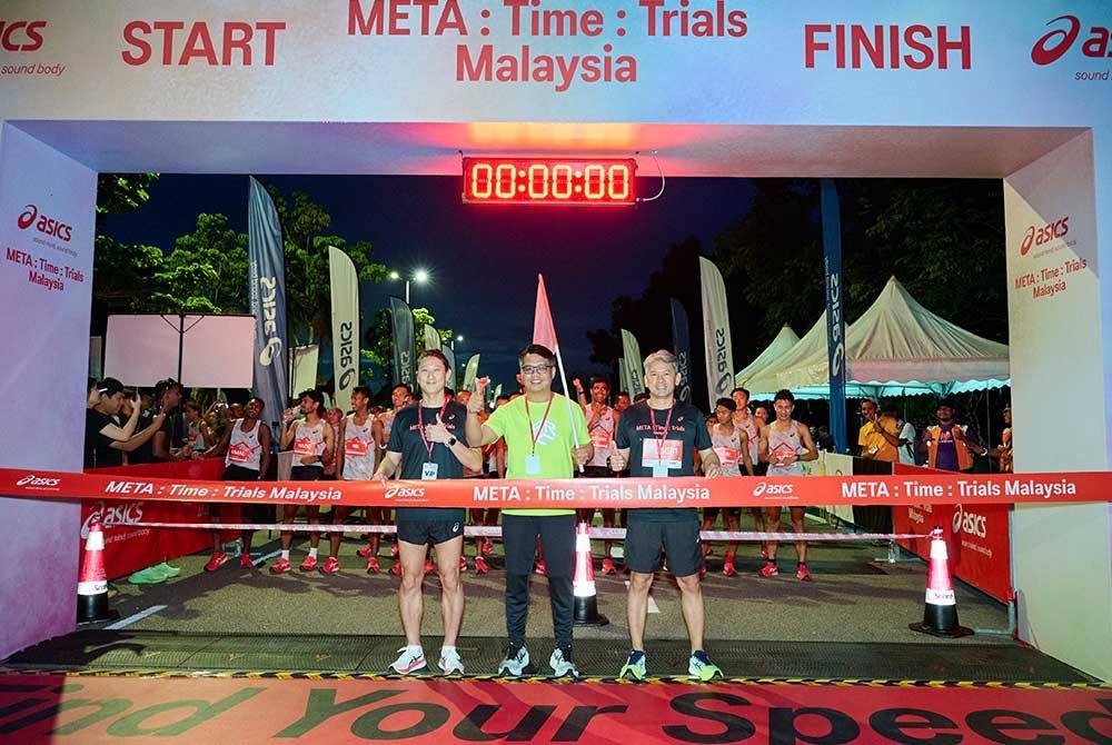 Pengarah Jualan Produk Asics Asia, Goh Boon Hwa (kiri), Pengurus Asics Malaysia, Boon Tib Soom Nik (dua, kiri) dan Pengurus Asics Thailand, Trin Thanakittivara pada Asics Meta: Time: Trials Malaysia yang berlangsung di Persiaran Flora, Cyberjaya pada Ahad lalu.
