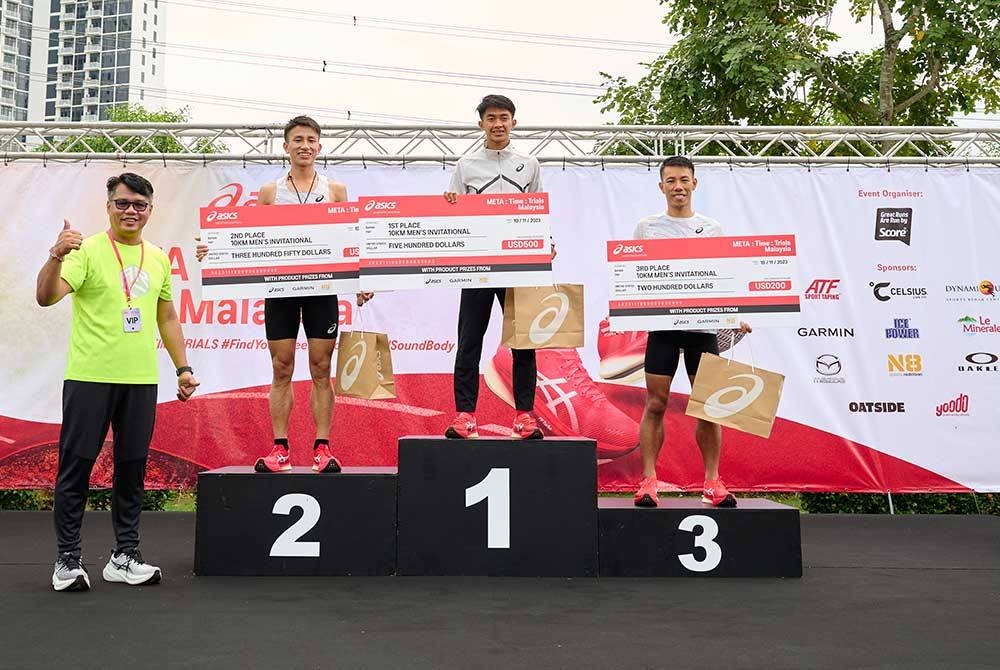 Syanturi (tiga, kiri) mengungguli kategori 10km jemputan lelaki dalam Asics Meta: Time: Trials Malaysia.