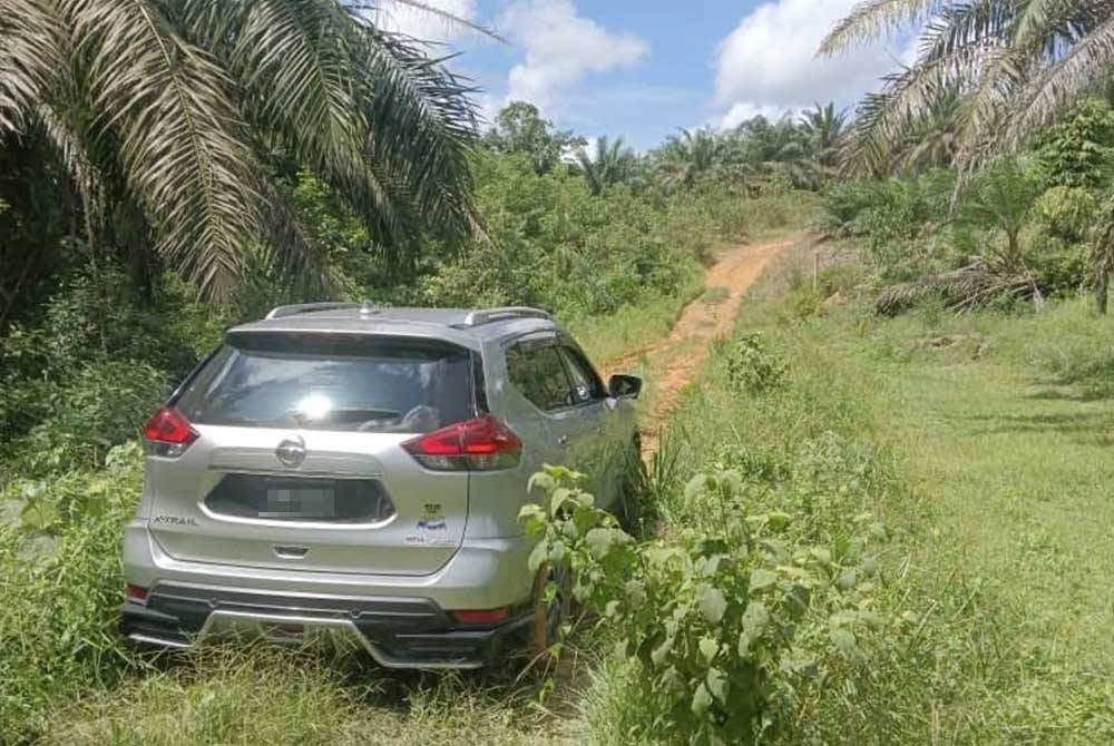 Kereta milik Majlis Agama Islam Negeri Johor (MAINJ) yang membawa barang bantuan tersangkut dalam lopak air ketika melalui jalan di Kampung Baru Sungai Melayu, Ulu Tiram, Johor Bahru.
