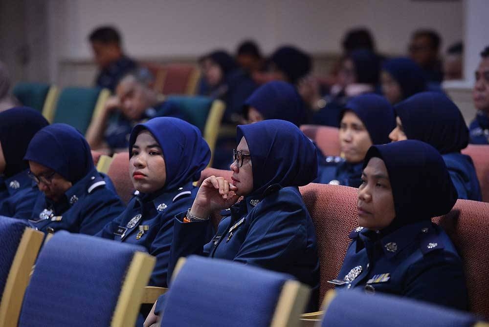 Peserta khusyuk mengikuti syarahan bersama Mr Rasuah Busters. - Foto: ASRIL ASWANDI SHUKOR.