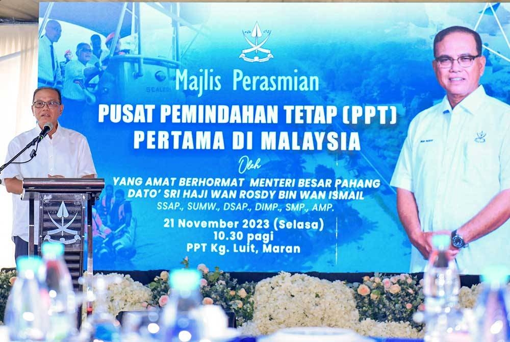 Wan Rosdy berucap pada majlis perasmian Pusat Pemindahan Tetap (PPT) Pertama di Malaysia di Kampung Luit hari ini. - Foto Bernama