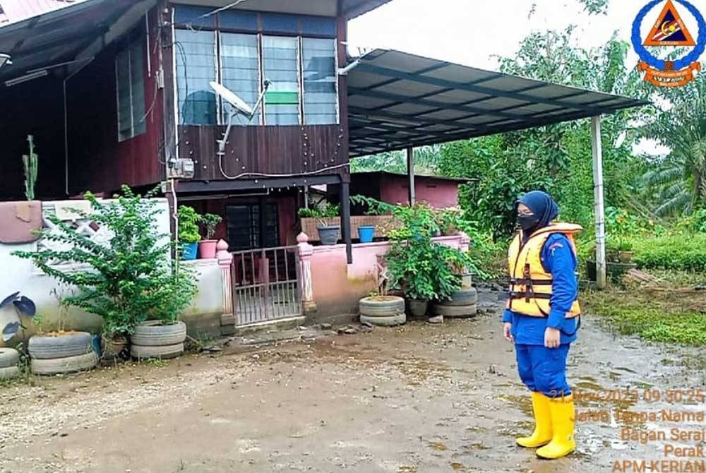 Anggota APM menjalankan pemantauan di kawasan penduduk yang terjejas banjir di daerah Kerian. - Foto Ihsan APM