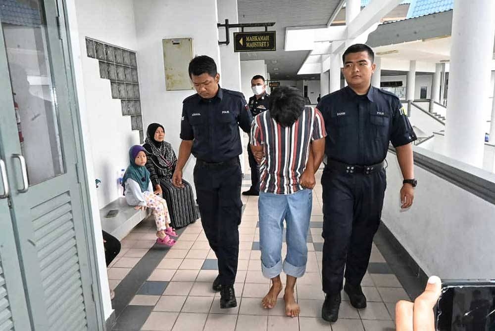 Muhammad Shafiq (tengah) ketika dibawa keluar dari Mahkamah Majistret di sini, pada Selasa.