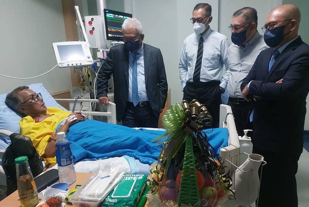 Hamzah (dua dari kiri) melawat Ismail yang kini dirawat di IJN pada Selasa. - Foto Facebook Hamzah Zainudin