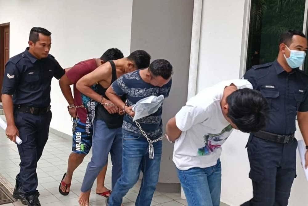 Mohamad Aiman Farhan (dua dari kanan) dan tiga rakannya, Muhammad Izuan (dua dari kiri), Muhamad Zul Irfan (tiga dari kiri) serta Mohd Hafiz (tiga dari kanan) dibawa oleh pihak polis ke Mahkamah Majistret Shah Alam pada Selasa.