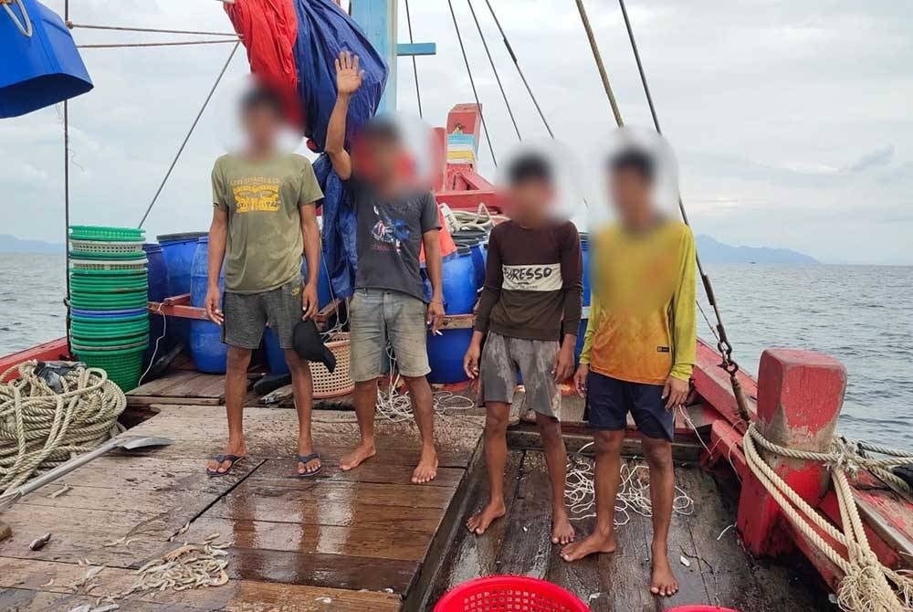 Bot pukat tunda itu ditahan bersama seorang tekong dan tiga kru yang kesemuanya warga Thailand ketika sedang leka melakukan aktiviti menunda ikan di zon larangan. - Foto Maritim Malaysia