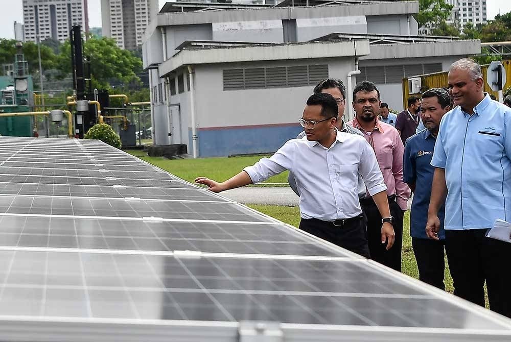 Nik Nazmi (kiri) bersama Ketua Pegawai Eksekutif Indah Water Konsortium (IWK) Sdn Bhd Narendran Maniam (kanan) ketika mengadakan lawatan kerja di Tapak Penjanaan Inisiatif Tenaga Solar PV IWK di Loji Rawatan Kumbahan Pantai 1, IWK Indah hari ini. - Foto Bernama