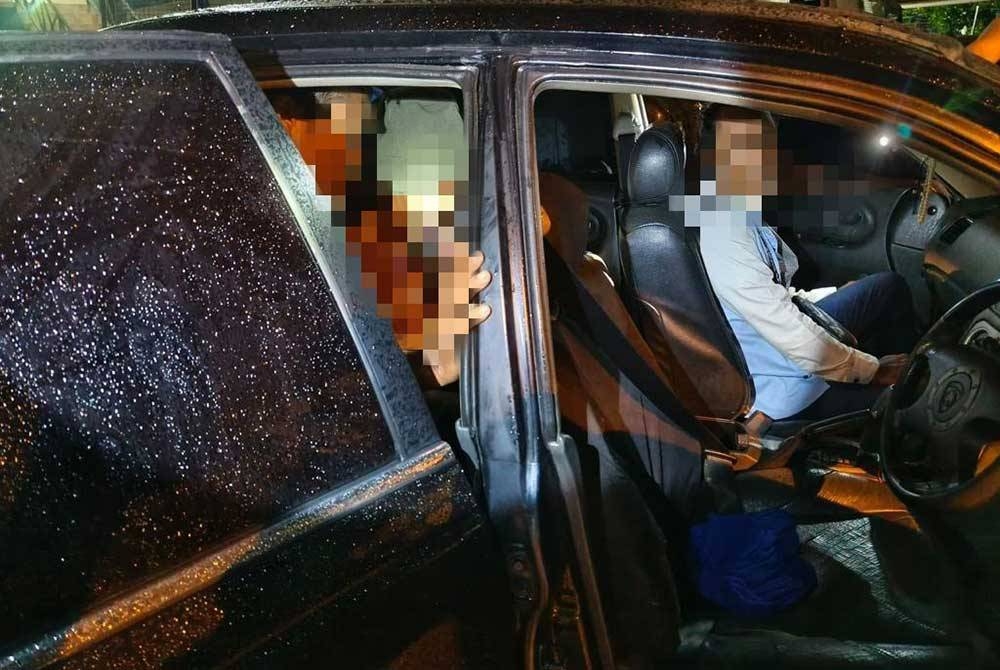 PATI yang ditahan selepas kereta dinaiki terbabas semasa cuba melarikan diri.