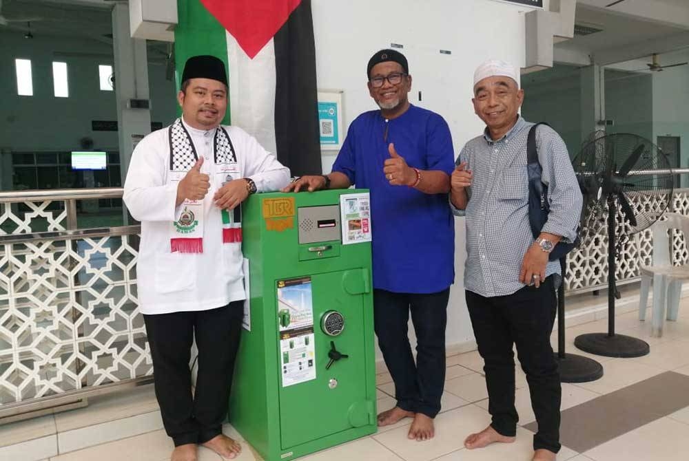 Tabung ini memuatkan bacaan doa yang dialunkan oleh Nash (tengah).