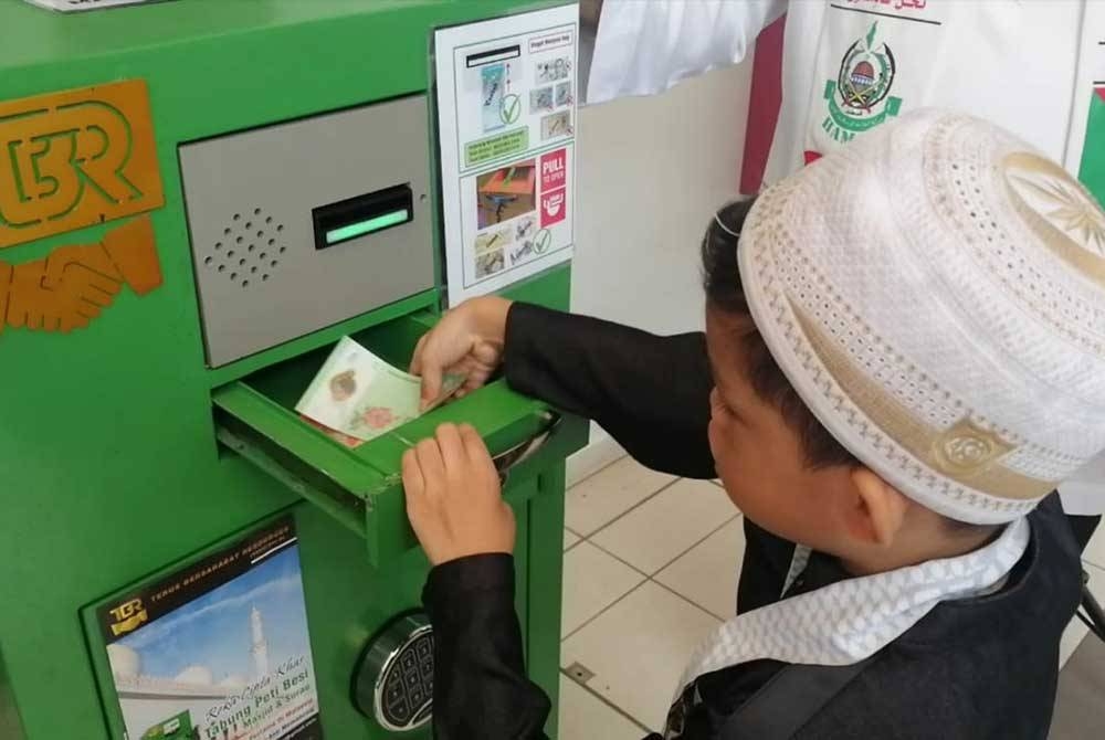 Tabung dwifungsi ini menggunakan sistem penerimaan wang automatik dan manual.