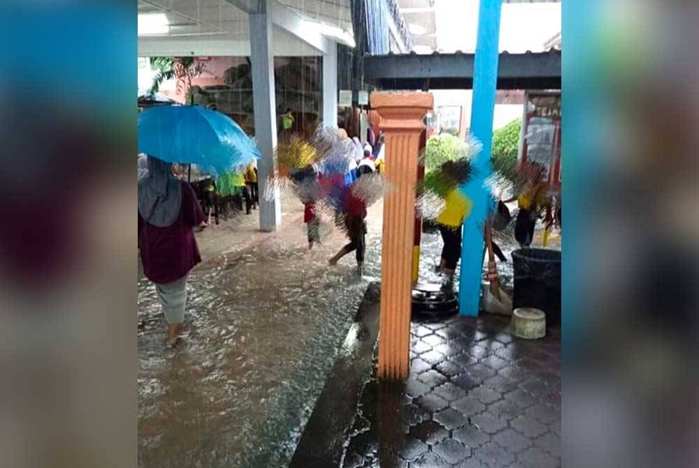 Ibu bapa hadir mengambil anak masing-masing selepas sekolah dinaiki air.