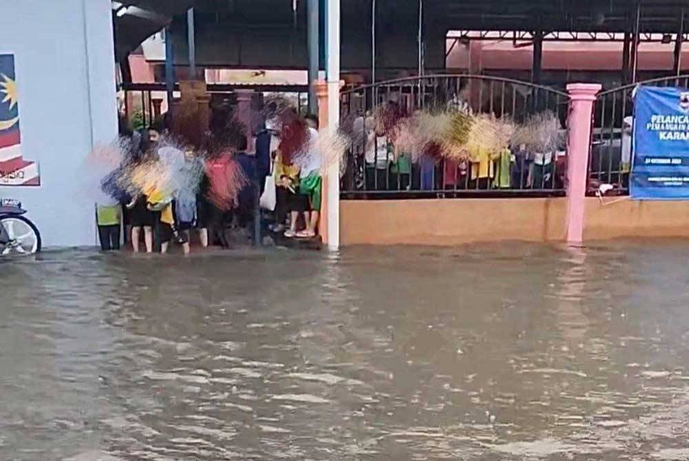 Pekarangan sekolah dinaiki air sedalam 0.3 meter.