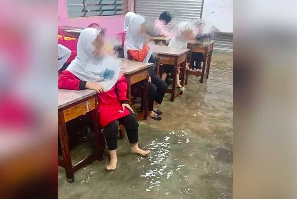 Keadaan dalam bilik darjah yang dinaiki air.