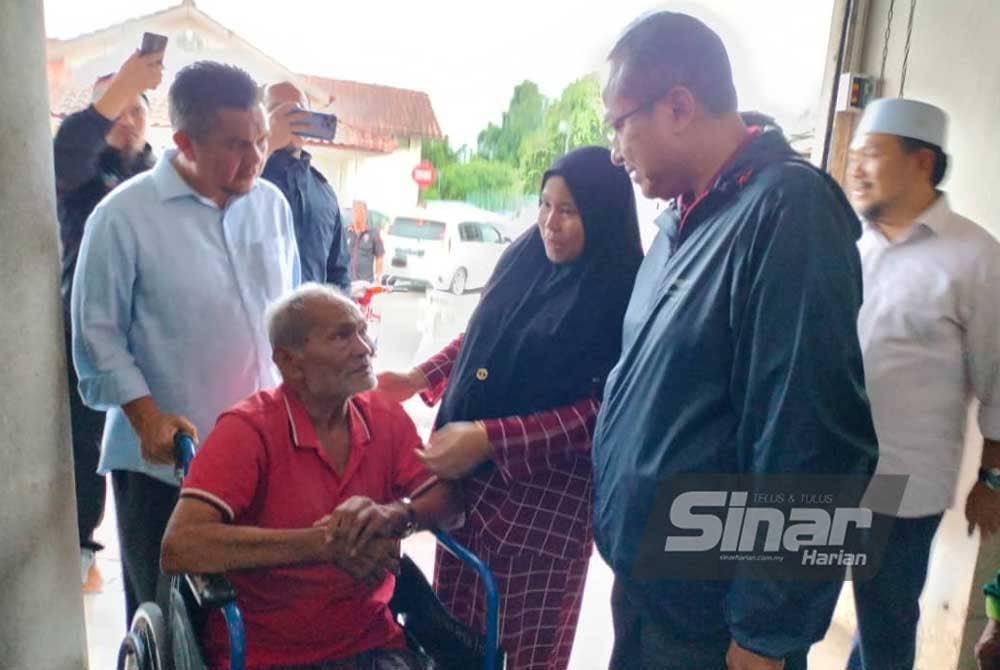 Ahmad Samsuri (kanan) beramah mesra dengan pengunjung Pasar Binjai, Chukai pada Selasa.