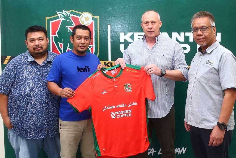 Ailton (dua dari kanan) terpaksa melepaskan jawatan yang disandangnya pada ketika ini.