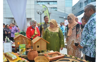 Timbalan Menteri KKDW, Datuk Rubiah Wang (berbaju hijau) melihat hasil kraftangan yang dijual kepada para pengunjung sempena Majlis Pra-pelancaran karnival KUD@Putrajaya 2023 di Sri Pentas, Bandar Utama, Petaling Jaya pada 9 November lalu.