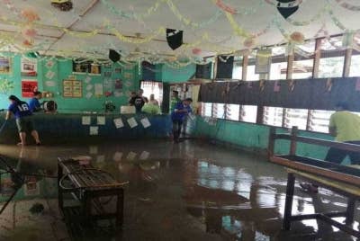 JPNT juga mengesyorkan sekolah-sekolah yang terkesan dengan banjir supaya mengambil cuti bencana. - Foto Bernama