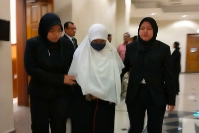 Rozina (tengah) tidak mengaku bersalah bersubahat atas tiga pertuduhan mengemukakan dokumen mengandungi butiran palsu bagi menuntut insentif berjumlah RM9,537.78 sejak dua tahun lalu.