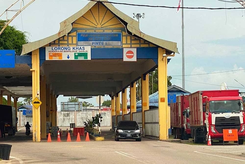 Peniaga di zon bebas cukai Rantau Panjang mendakwa pendapatan terjejas apabila pintu satu dan tiga di Pusat Pemeriksaan Jabatan Kastam ditutup bermula jam 10 malam hingga 6 pagi sejak November 2022.