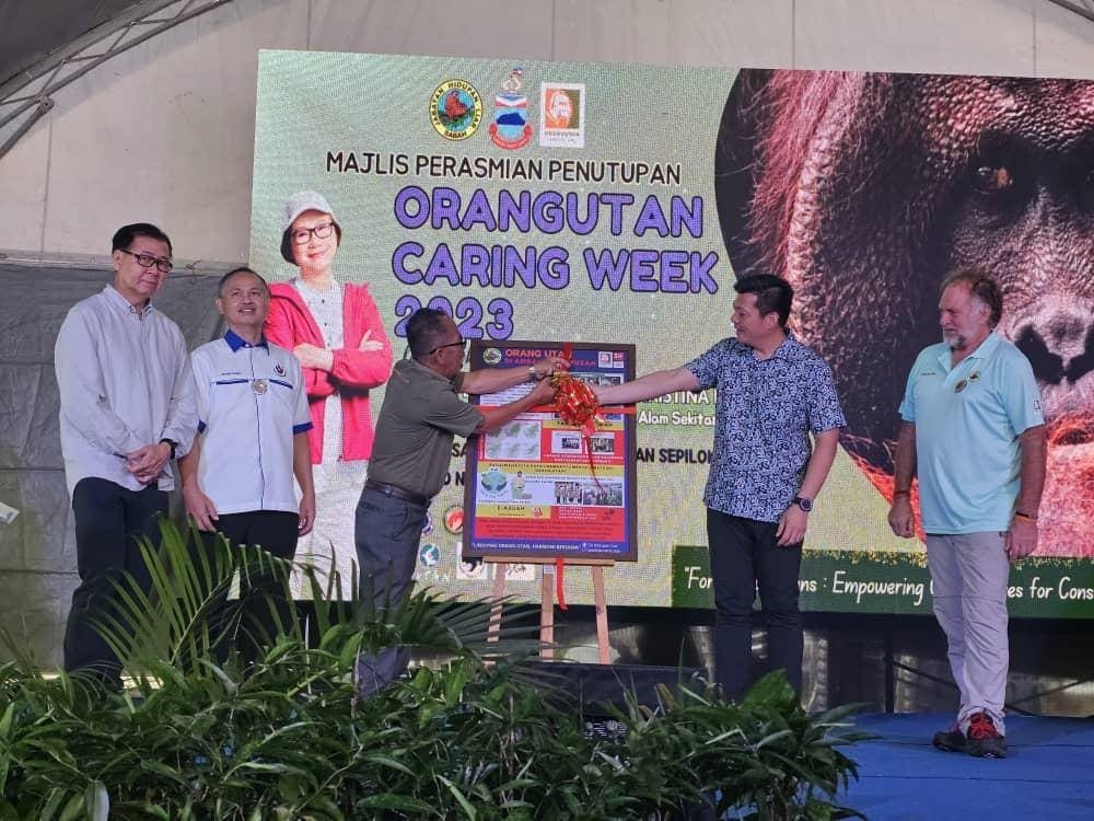  Agustine (tiga dari kiri) merasmikan program sambutan Caring Week 2023 di Pusat Pemulihan Orangutan Sepilok, Sandakan.