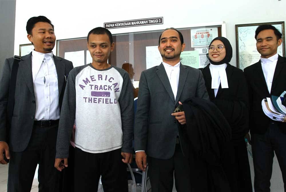 Mohammad Hafizuddin (dua dari kiri) bersama pasukan peguamnya