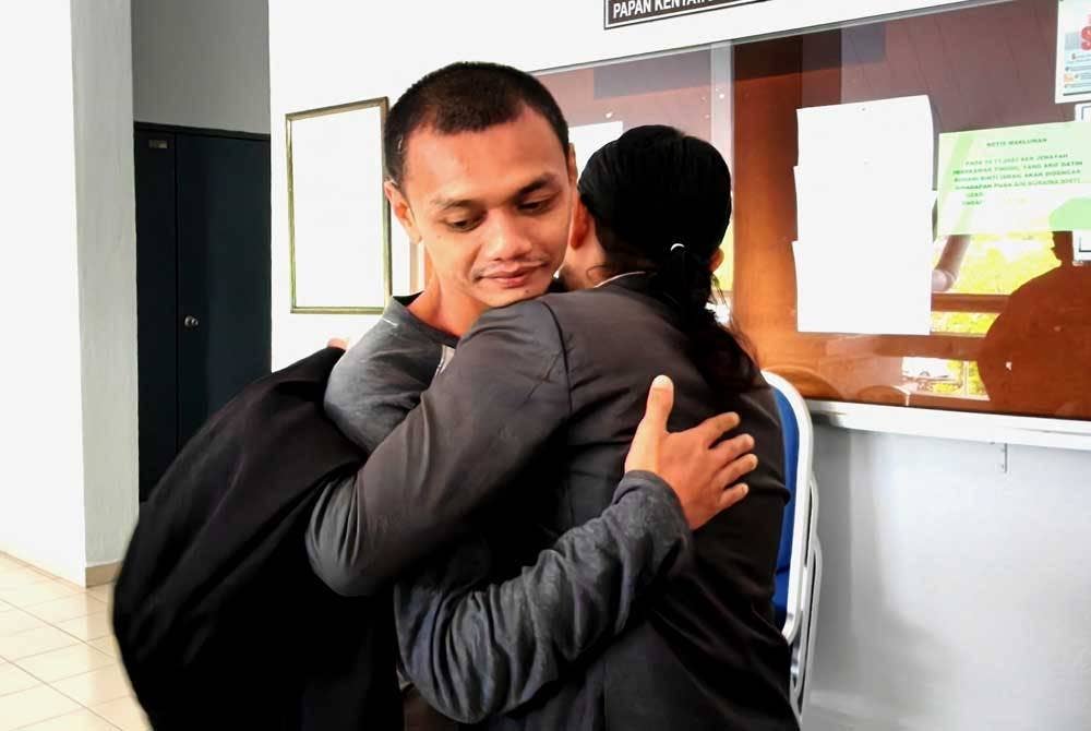 Mohammad Hafizuddin memeluk peguamnya, Mohd Redzuan