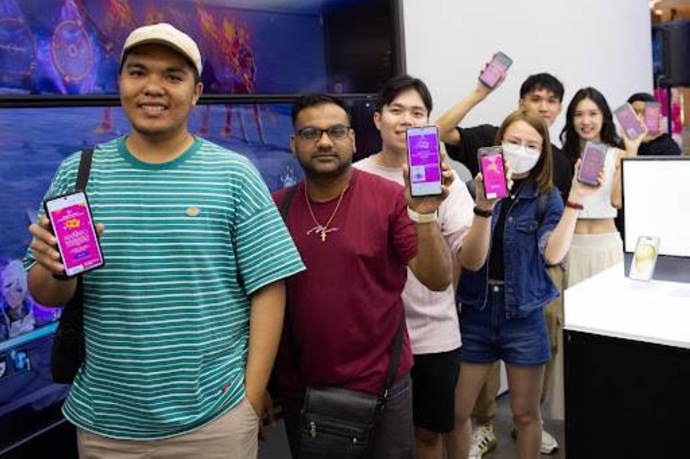 Pelanggan bertuah Yes 5G mempamerkan Pas Yes 11.11 yang diperolehi mereka.
