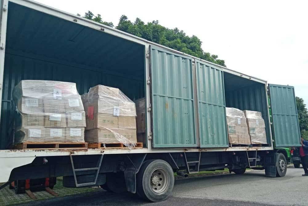 Lori yang membawa barang rampasan untuk di lupuskan di Majlis Pelupusan Ekshibit Perdana pada Rabu.