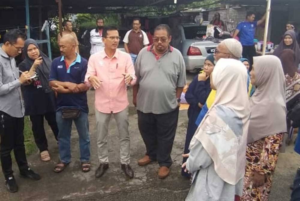 Bau Wong (empat dari kiri) menemui mangsa kebakaran di Taman Sri Impian pada Rabu.