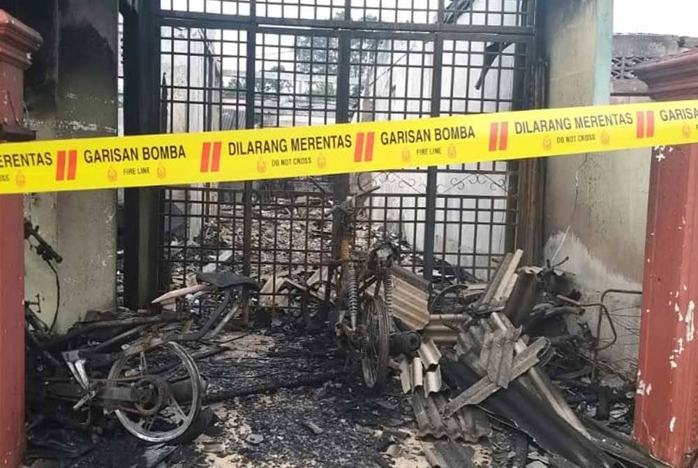 Antara salah sebuah rumah yang hangus dalam kebakaran membabitkan lima unit rumah di Taman Sri Impian Sungai Petani.