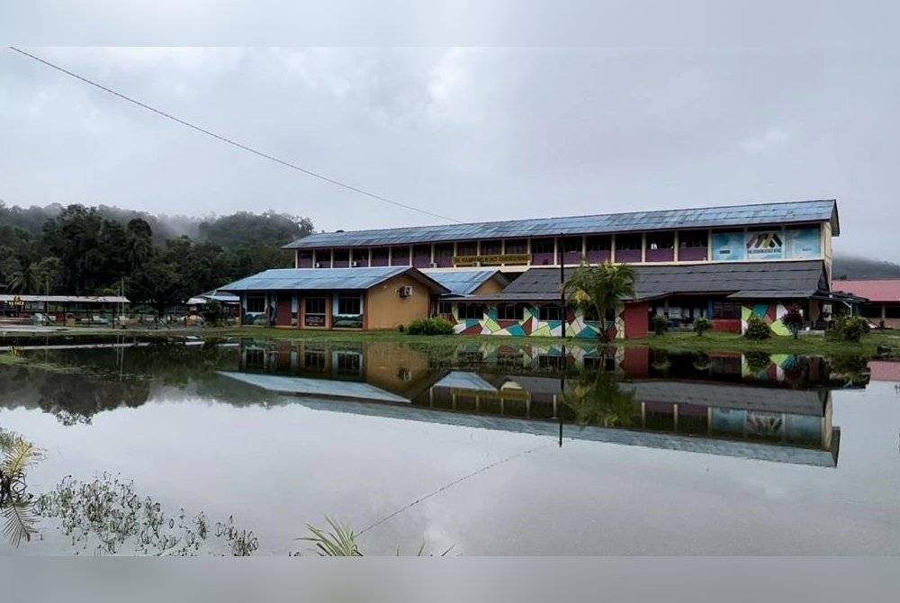 SK Kampung Bukit Chendering di Kuala Terengganu ditutup kerana dinaiki air.