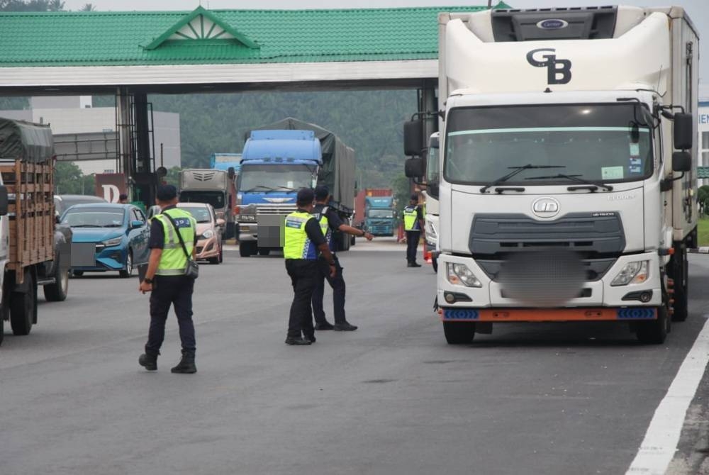 Ops Patuh JPJ dan JSPT sedang berjalan di sebuah plaza tol baru-baru ini.