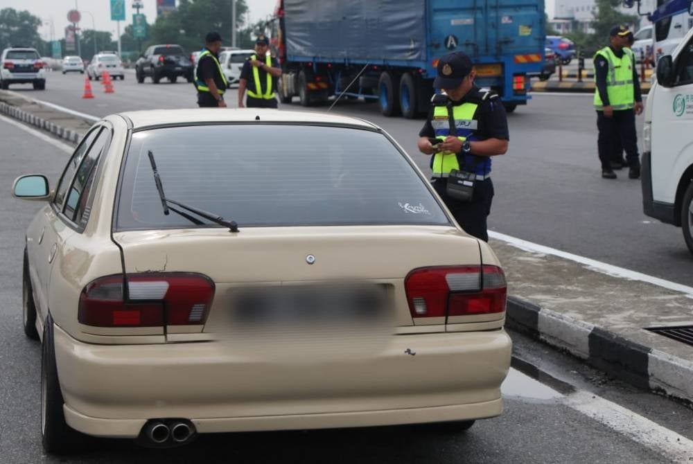 Anggota JPJ memeriksa sebuah kenderaan dalam Ops berkenaan.