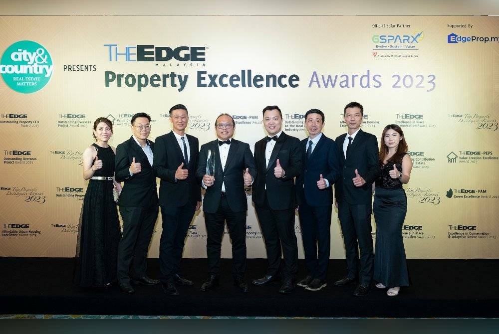 Chee Seng (empat dari kiri) bersama kakitangan SkyWorld pada The Edge Malaysia Top Property Developers Awards 2023.