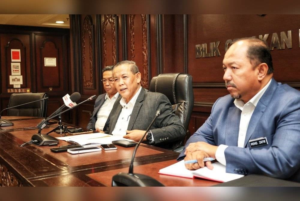 Aminuddin (tengah) ketika ditemui pemberita pada Rabu.