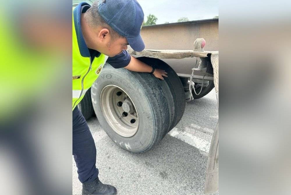 Anggota JPJ Negeri Selangor memeriksa bunga tayar sebuah lori semasa Ops Patuh Bersepadu bersama JSPT Polis Diraja Malaysia (PDRM) pada Ahad.