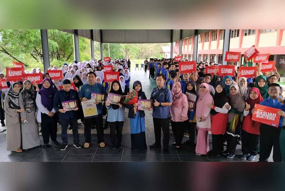 Wan Emril Nizam (tujuh dari kanan) dan Noorisah (enam dari kanan) bergambar bersama pemenang, guru-guru dan pelajar.