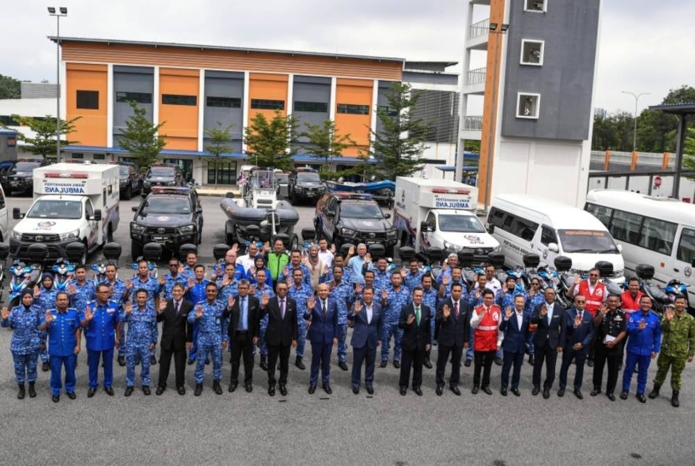 Armizan (sembilan, kiri) bergambar pada Majlis Madani Siaga 'Sigap Pertahanan Awam: Siaga MTL' Tahun 2023 di Ibu Pejabat Pertahanan Awam pada Rabu. - Foto Bernama