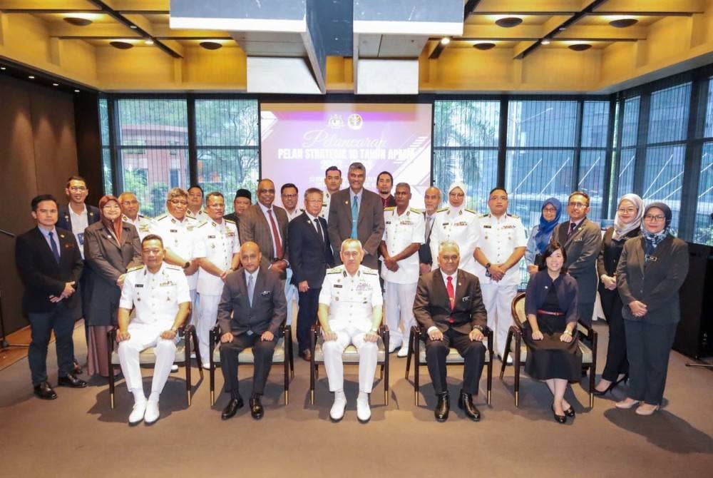 Hamid (tengah) ketika menyempurnakan Pelancaran Pelan Strategik Agensi Penguatkuasaan Maritim Malaysia 2023-2033 di ibu negara pada Rabu.
